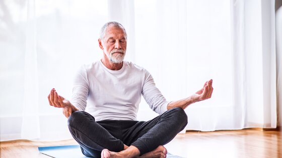 Ein älterer Mann meditiert. | © AdobeStock_793978516