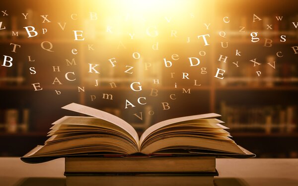 Symbolbild für die magische Welt der Bücher. | © AdobeStock_313598338